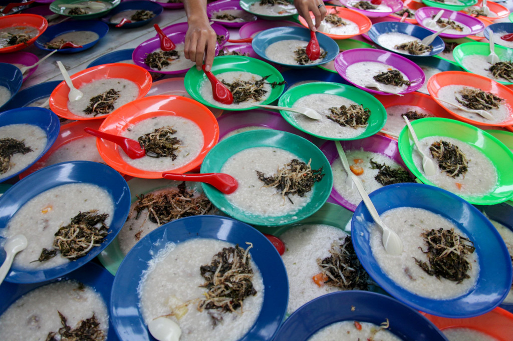 Menikmati Takjil Bubur Sup di Masjid Raya Al Mashun Medan