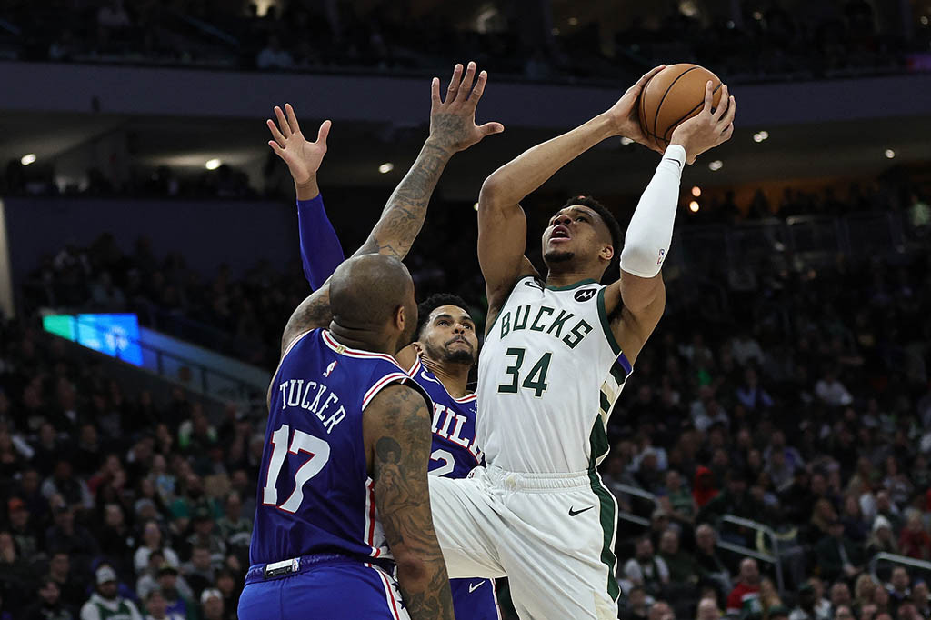 Antetokounmpo Bawa Bucks Menang 117-104 Atas Sixers