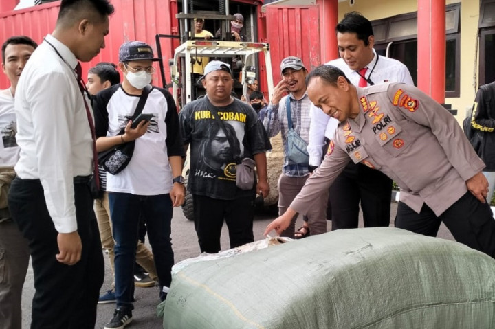 Polrestabes Palembang Sita Barang Impor Ilegal