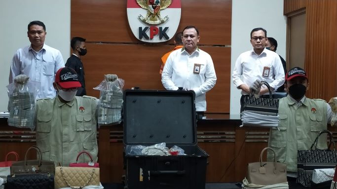 KPK Pamerkan 30 Tas Mewah dan Duit Gratifikasi Rafael Alun