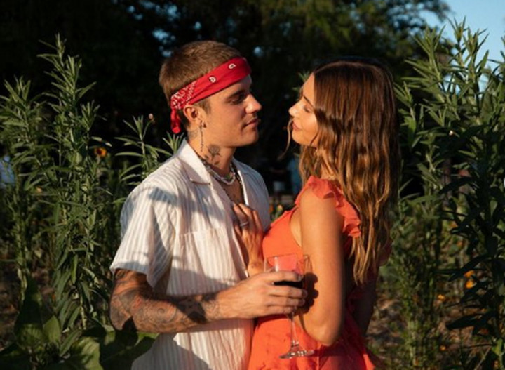 Anggap Berpuasa Tidak Masuk Akal, Justin Bieber dan Hailey Dikecam