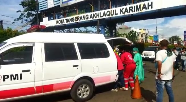 Gagal <i>Nyalip</i>, Pemotor Tewas Terlindas Truk Tanah di Cikokol Tangerang
