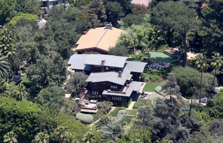 Kenangan Bareng Angelina Jolie, Brad Pitt Jual Rumahnya di California Rp599 Miliar