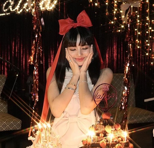 Outfit Mewah Lisa BLACKPINK saat Ultah, Kenakan Gaun dan Perhiasan Bernilai Miliaran Rupiah