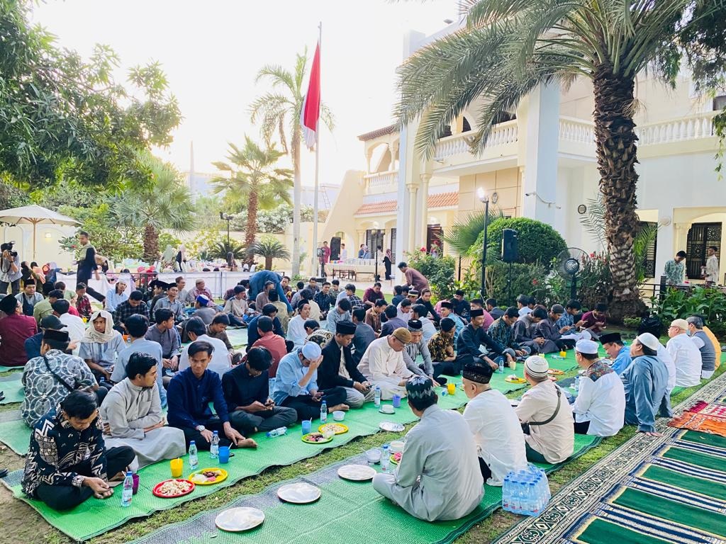 Acara buka puasa dan salat berjamaah di KBRI Khartoum, Sudan, 31 Maret 2023. (Kemenlu RI) 