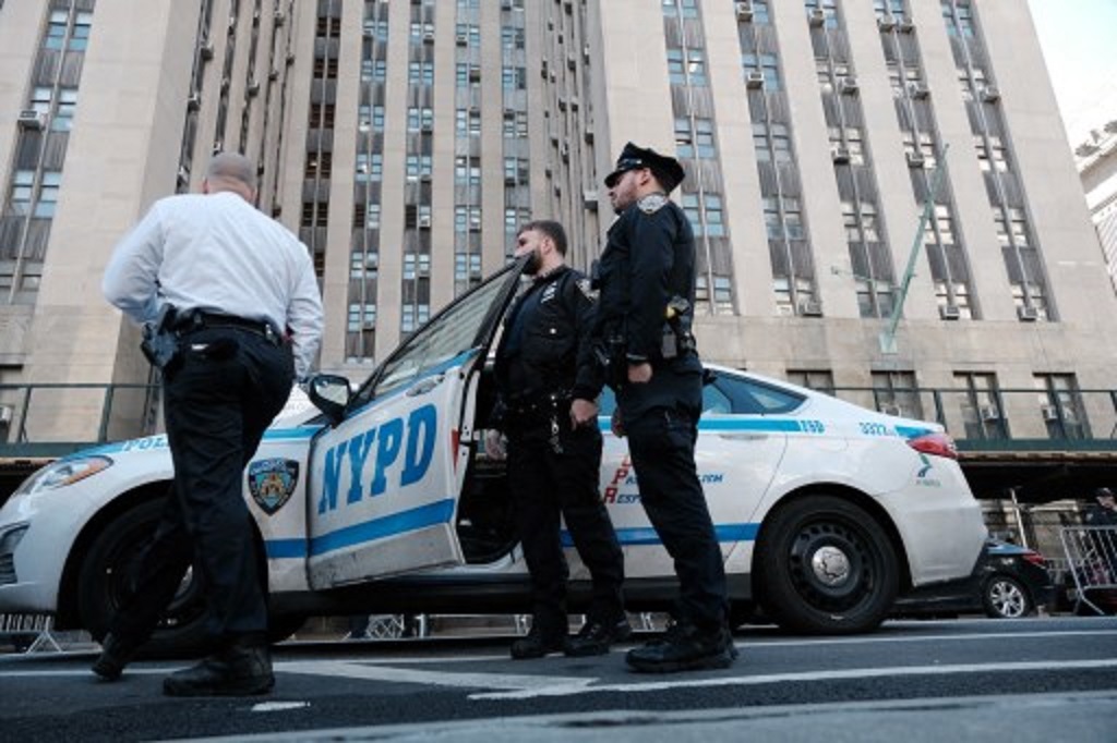 Jajaran kepolisian NYPD bersiaga di luar gedung Pengadilan Kriminal Manhattan di New York, AS, 3 April 2023. (SPENCER PLATT / Getty / AFP)