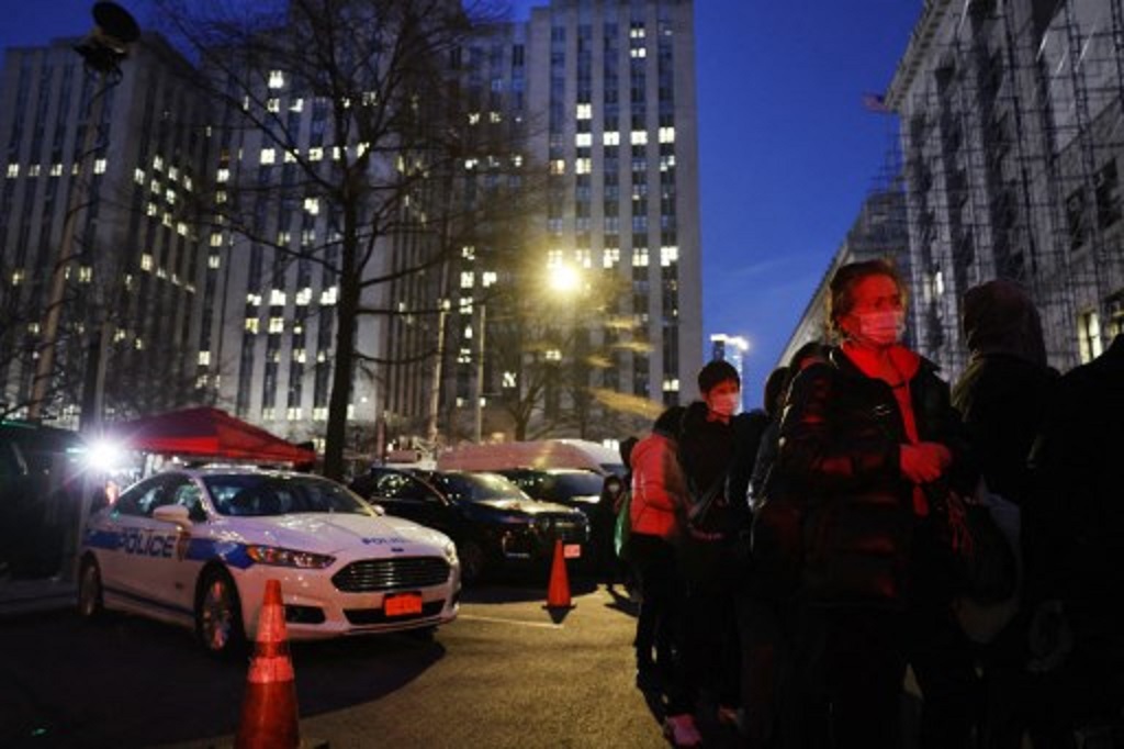 Suasana di luar gedung Pengadilan Kriminal Manhattan, New York, AS, 3 April 2023. (SPENCER PLATT / Getty / AFP)