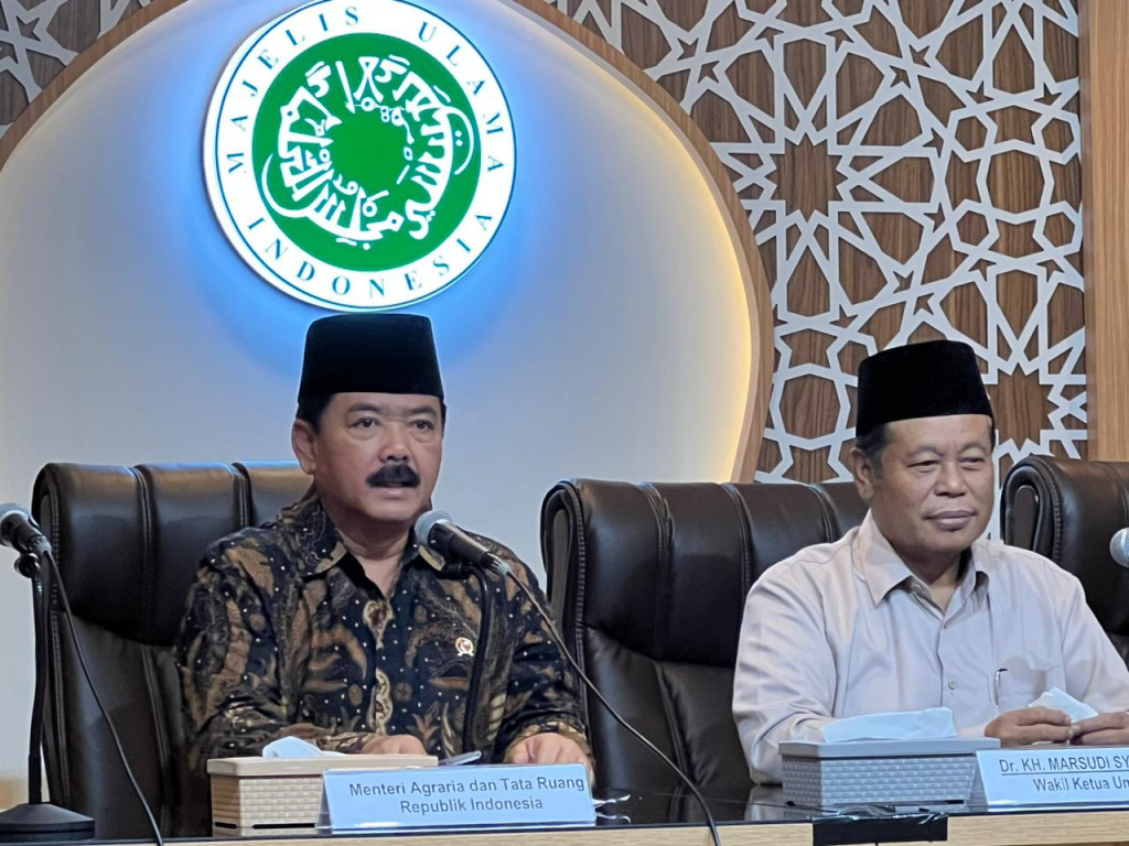 Menteri ATR/BPN Hadi Tjahjanto bersama MUI 