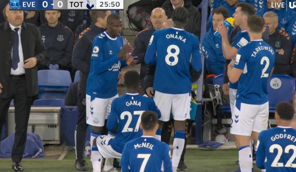 Pemain Everton berbuka puasa saat pertandingan dihentikan sejenak (Twitter)