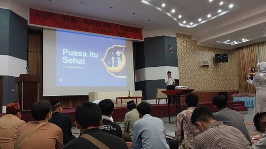 Dokter Gamal Albisaid dalam Kajian Bregma x Seruni Ramadan Mubarak Airlangga (RMA) 2023 bertema Fasting Ramadhan’s Wellbeing on Our Health. DOK Unair