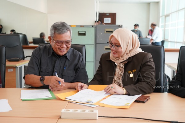 Salah satu bakal calon rektor saat mendaftar. Foto: UNJ