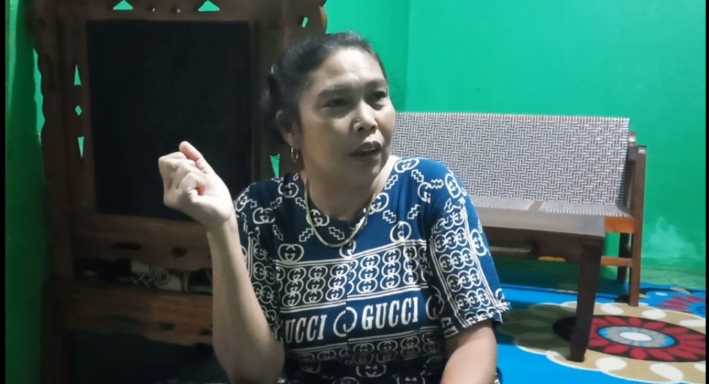 Saneh, istri Slamet Tohari, dukun pengganda uang sekaligus pembunuh berantai. 