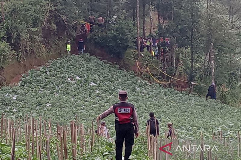 Personel Polres Banjarnegara dibantu sukarelawan kembali menyisir lokasi penguburan korban pembunuhan berencana di Desa Balun, Kecamatan Wanayasa, Kabupaten Banjarnegara, Selasa (4/4/2023). ANTARA/Sumarwoto