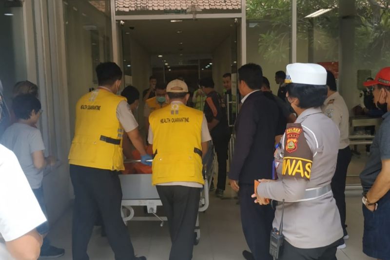 Petugas Polres Kawasan Bandara Internasional I Gusti Ngurah Rai dan tim kesehatan Bandara membawa jasad korban Anggota DPRD Provinsi Yogyakarta Suparja yang meninggal dunia di Terminal Keberangkatan Bandara Ngurah Rai, Bali, Selasa (4/4/2023). (ANTARA/HO-