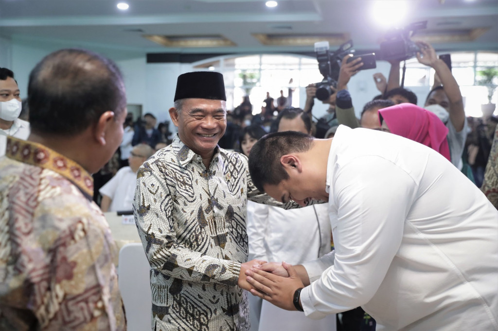 Menpora Dito Ariotedjo menyalami Menko PMK Muhadjir Effendy.  (Foto: Raiky/Kemenpora.go.id)
