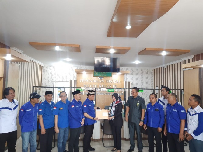 Jajaran Ketua DPC Partai Demokrat dan pengurus mengajukan permohonan perlindungan di Pengadilan Negeri (PN) Kelas 1 B Kota Metro Selasa, 4 April 2023. Lampost.co/Bambang Pamungkas