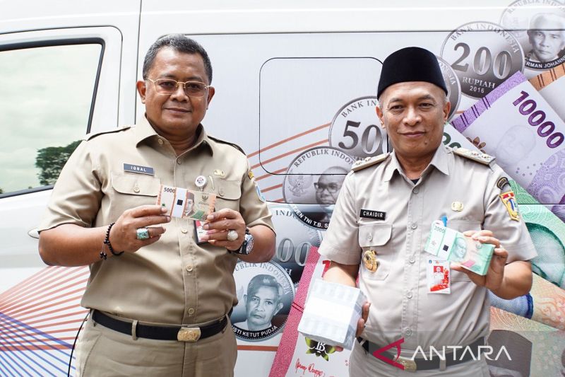 Mobil penukaran uang di Kantor Wali Kota Jakarta Pusat/Branda Antara