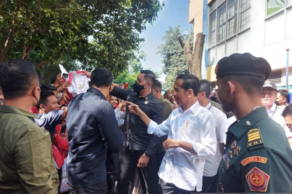 Asyik! Pedagang Pasar Johar Baru Dapat 'THR' dari Jokowi