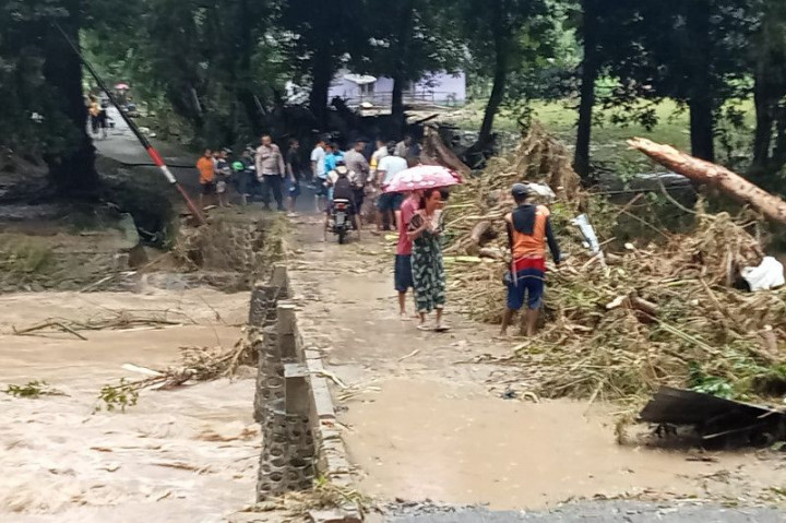 BNPB Sebut Banjir Bandang Sumbawa Dipicu Penebangan Liar