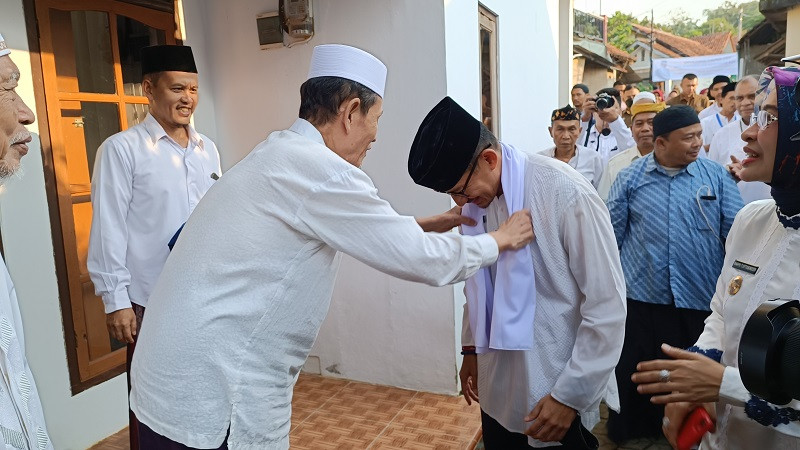 Sandiaga Uno saat bertemu dengan para kiai di Pondok Pesantren Nurul Huda Munjul Cirebon.