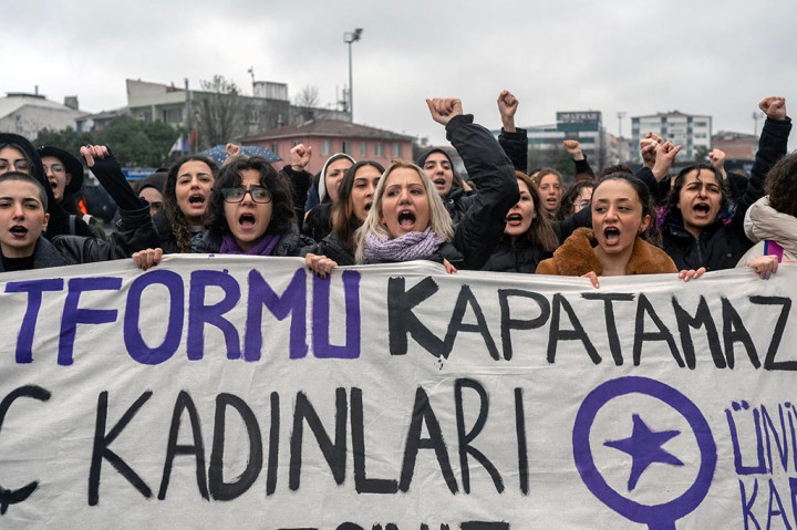 Keluarga Korban Bela Kelompok Antifemisida di Pengadilan Turki