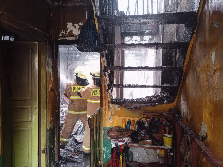 Ditinggal Pergi, Rumah Lantai 2 Ludes Terbakar