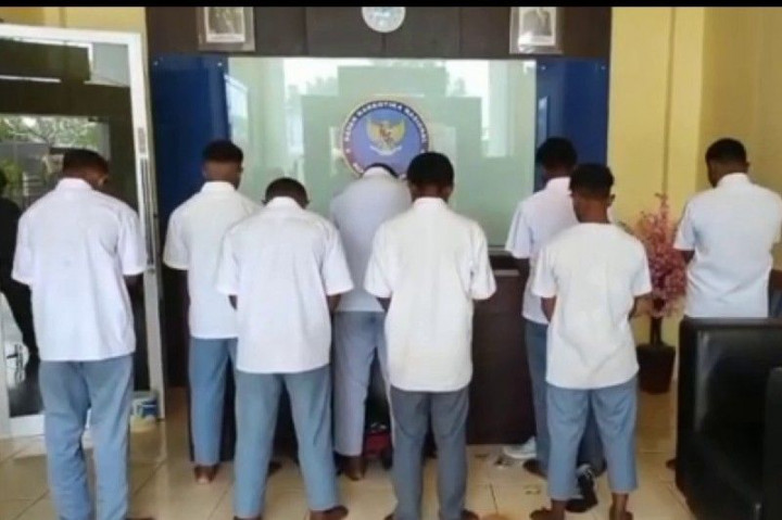Masih Berseragam Sekolah, 9 Pelajar Ditangkap saat Asyik Isap Rokok Ganja