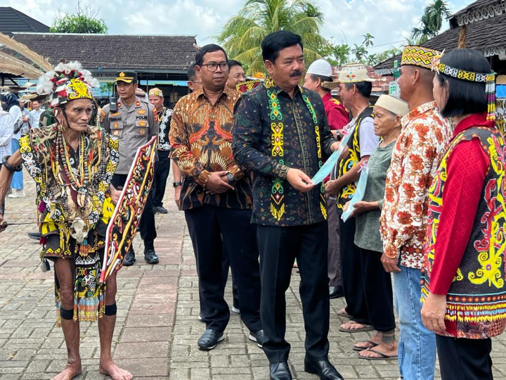 Menteri ATR/BPN Perkuat Nilai Budaya Dayak dengan Sertifikat Tanah
