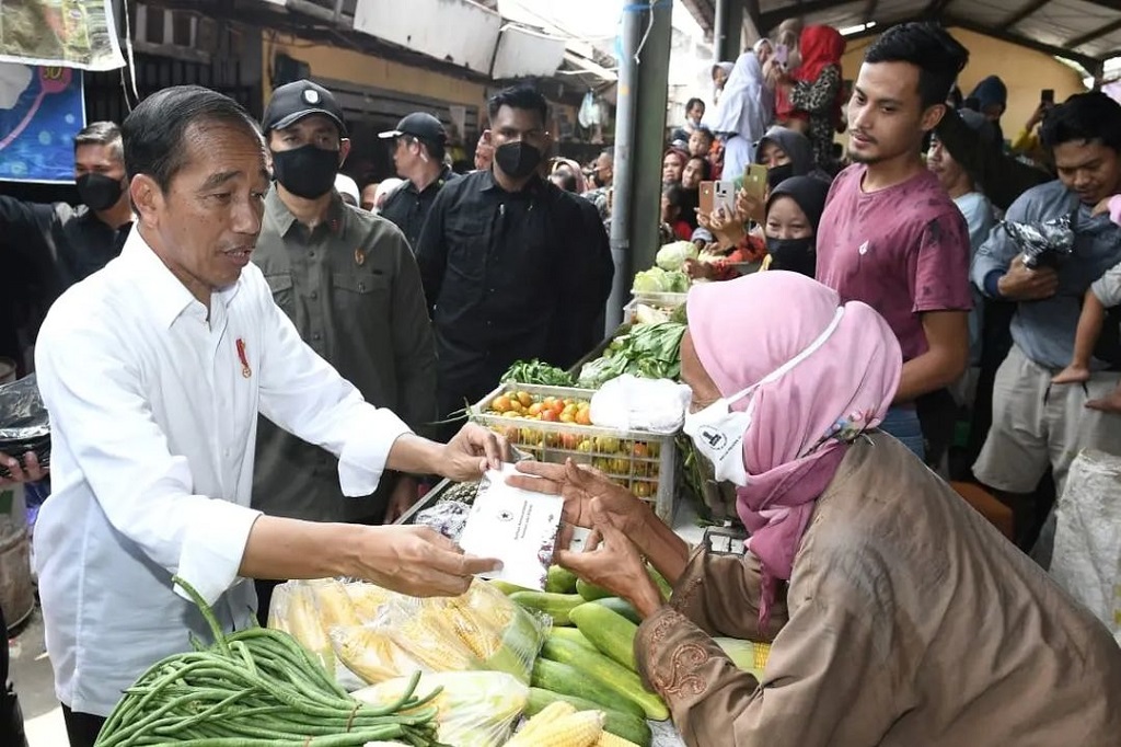 Presiden dan Ibu Iriana Cek Harga Kebutuhan Pokok di Pasar Sambonggede