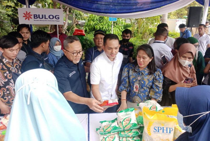 Didampingi Kadis Perdagangan DKI, Mendag Zulkifli Hasan Tinjau Pasar Murah di Rusun KS Tubun