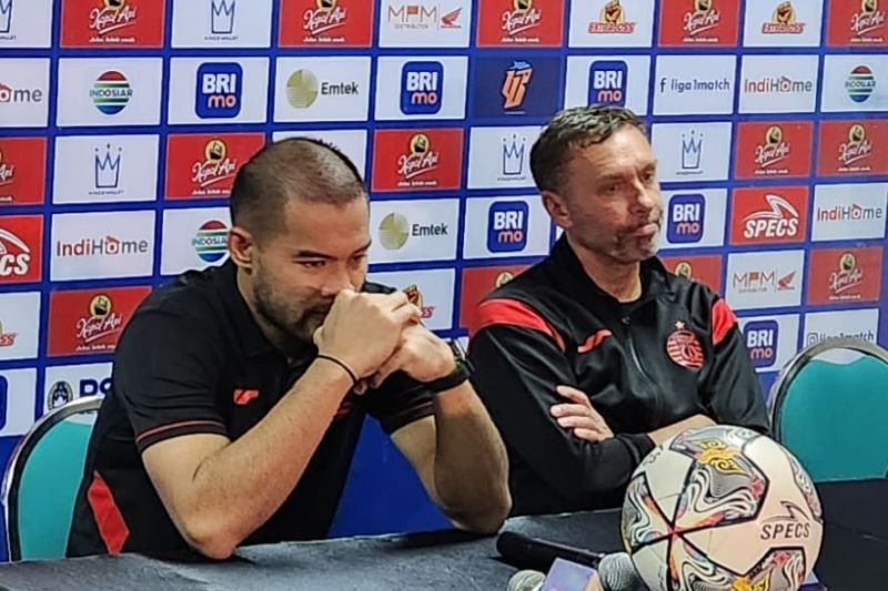 Pelatih Persija Thomas Doll didampingi kapten tim Andritany Ardhiyasa dalam konferensi pers usai melawan Persebaya. (Foto: ANTARA/Fiqih Arfani) 