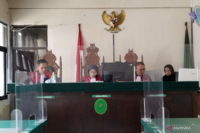 Majelis hakim menggelar sidang vonis kasus pasutri aniaya ART di Pengadilan Negeri Bale Bandung, Kabupaten Bandung, Jawa Barat, Kamis (6/4/2023). (ANTARA/Bagus Ahmad Rizaldi)