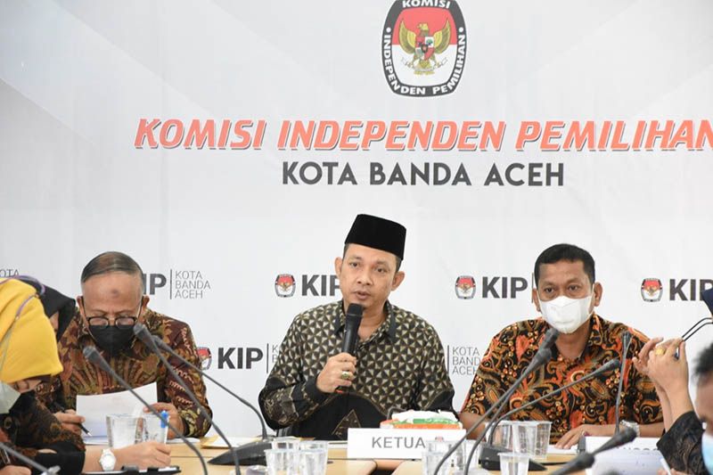 Ketua KIP Kota Banda Aceh Indra Milwady (tengah). ANTARA/HO/Humas KIP Kota Banda Aceh