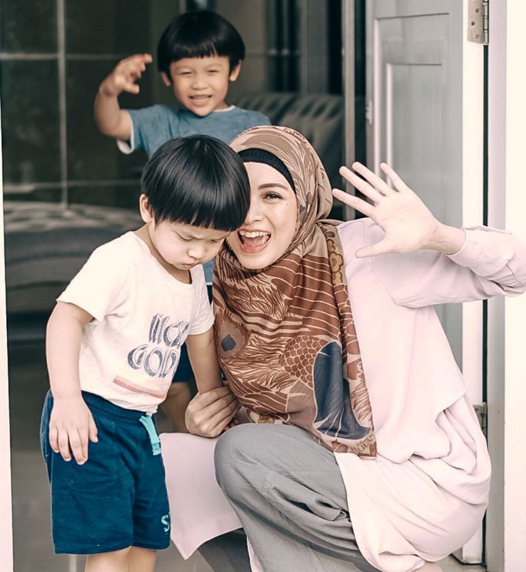 Donita dan dua anaknya. Foto: @donitabhubiy