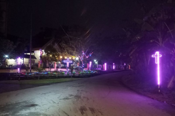 Warga Wailela Ambon Menghiasi Jalan Menjelang Paskah 2023