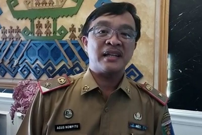 Kepala Dinas Tenaga Kerja Provinsi Lampung, Agus Nompitu, saat memberi keterangan. Antara/Ruth Intan Sozometa Kanafi