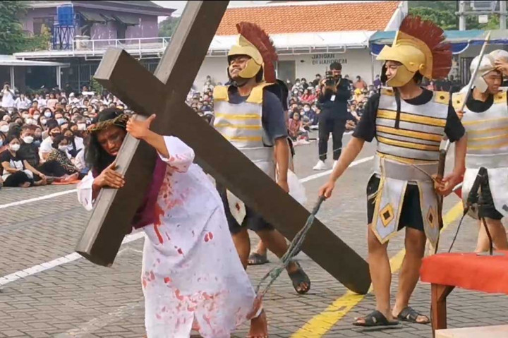 Melihat Prosesi Visualisasi Jalan Salib