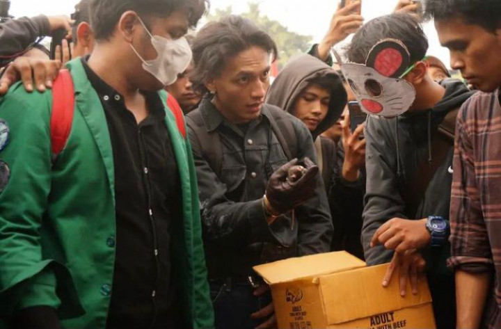 Ikut Demonstrasi Bareng Mahasiswa, Begini Aksi Jefri Nichol di Depan Gedung DPR
