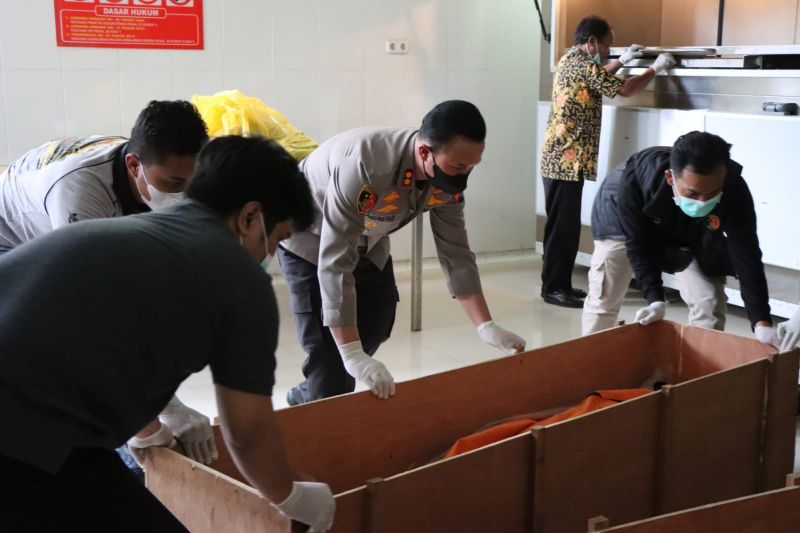 Petugas menyiapkan peti jenazah untuk dua korban dukun pengganda uang di Banjarnegara yang telah teridentifikasi dan akan dipulangkan ke temapta asalnya di Lampung, Jumat (7/4/2023). (ANTARA/ HO-Humas Polda Jateng)