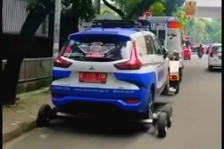 Mobil Pegawai Bea Cukai Parkir Liar di Kebayoran, Diderek