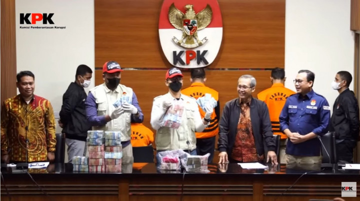 KPK Sita Duit Rp1,7 Miliar dari OTT Bupati Meranti