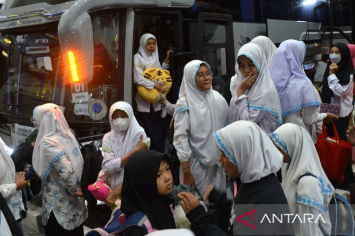 Ratusan Santri Asal Bali Mudik Lebih Awal dari Banyuwangi