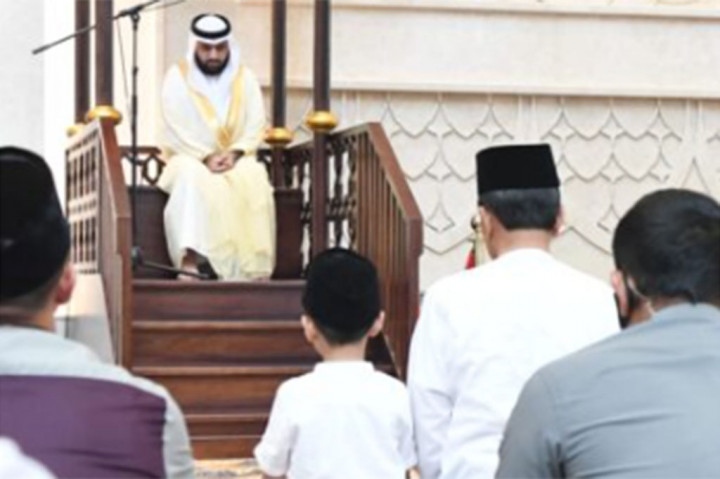 Momen Jokowi Ajak Jan Ethes Salat Jumat di Masjid Sheikh Zayed