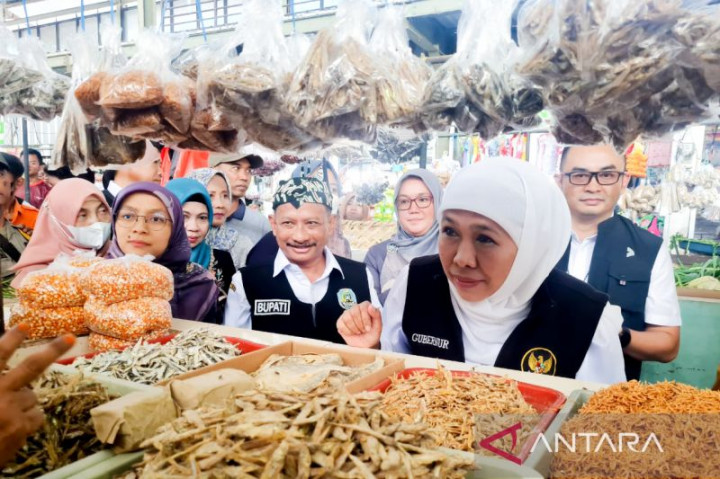 Khofifah Pantau Langsung Harga Bahan Pokok di Pasar Situbondo