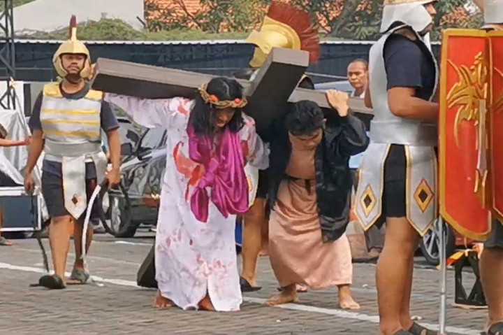 Foto Terpopuler: Visualisasi Jalan Salib hingga Inggris Juara Finalissima Putri