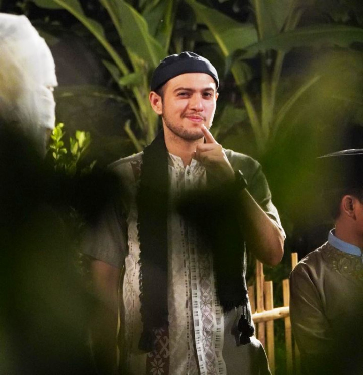 Intip Gaya Seleb Cowok Blasteran Arab, Cocok untuk Outfit Bukber