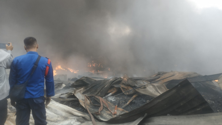 Pabrik Plastik di Bekasi Terbakar Sejak Dini Hari