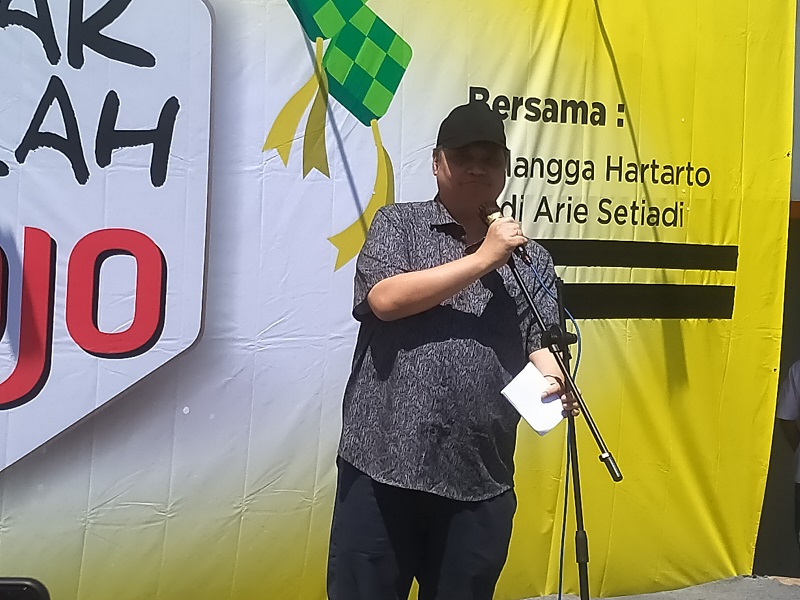 Ketua Umum Golkar yang juga sebagai Menteri Koordinator Perekonomian Airlangga Hartarto saat meninjau Pasar Murah di wilayah Kecamatan Pagedangan, Kabupaten Tangerang.