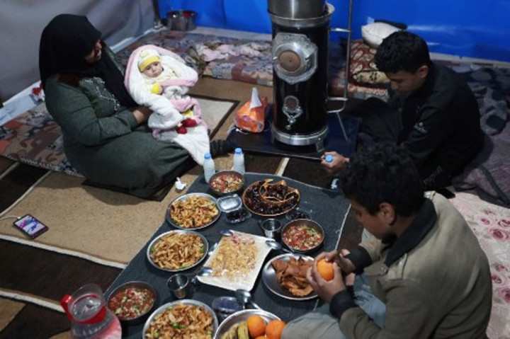 Berbagi Kebaikan, UEA Bagikan Makanan Buka Puasa di 4 Area Gempa Suriah