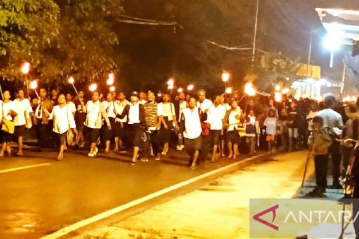 Ratusan Umat Kristiani di Biak Gelar Pawai Obor di Fajar Paskah